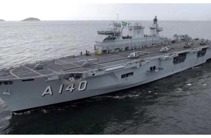 Maior navio de guerra da América Latina chega a Rio Grande para auxiliar vítimas das enchentes