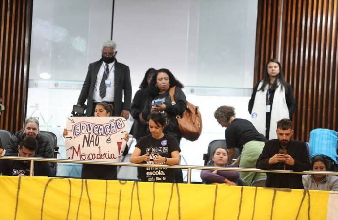 Após vídeo contra greve, secretaria no PR afasta diretores e desconta salários de professores