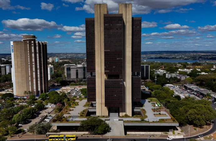 Governo sinaliza acordo, e Senado adia votação de PEC do Banco Central