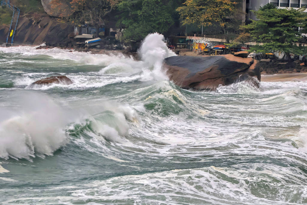 Idoso de 75 Anos Morre Arrastado por Onda no Leme Durante Ressaca no Mar