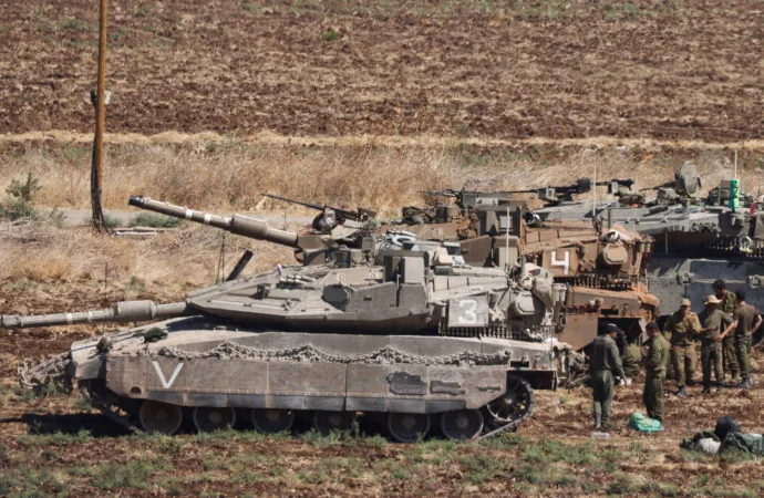 Em meio a escalada de conflitos, Netanyahu indica disposição para discutir proposta de trégua, enquanto ataques mútuos persistem na fronteira com o Líbano
