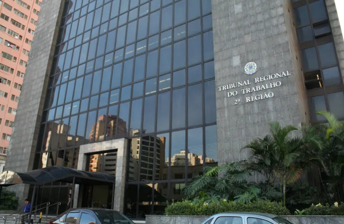 Justiça Garante Indenização a Funcionário Pressionado por Aparência Pessoal