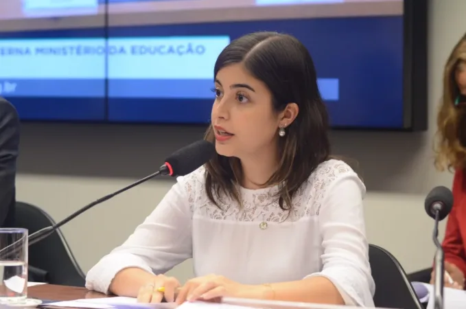 Candidato à prefeitura de São Paulo estende convite inusitado a Tabata Amaral e desafia atual prefeito em conhecimento bíblico, agitando o cenário político local - Folha de São Paulo