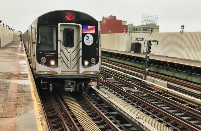 Jovem Protagoniza Incidente Inusitado no Metrô de Nova York