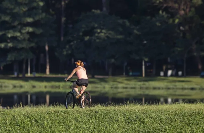 Estudo inovador revela como o ciclismo pode reorganizar o cérebro e aliviar sintomas da doença de Parkinson, oferecendo esperança para milhões de pacientes.