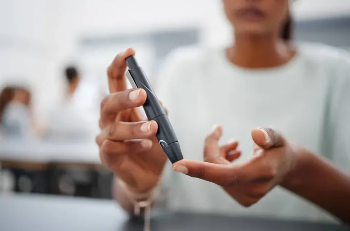 Estudo chinês demonstra sucesso no tratamento de paciente usando células-tronco pluripotentes induzidas, abrindo novas possibilidades para o futuro da medicina regenerativa