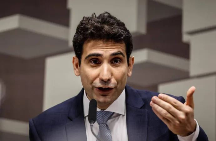 Gabriel Galípolo, indicado à presidência do BC, destaca papel da instituição na análise dos efeitos econômicos do setor de bets, enquanto governo avalia regulamentação