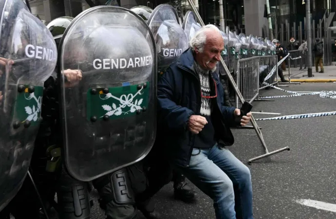 Estudo revela que quase um terço do superávit fiscal do governo argentino veio à custa dos benefícios previdenciários, gerando debate sobre justiça social e estratégia econômica