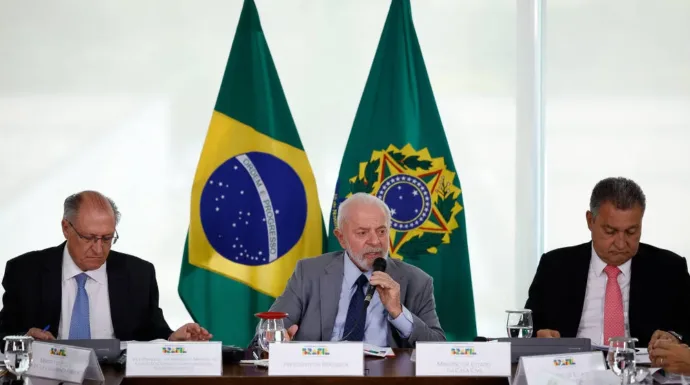 Comitiva brasileira chega a Pequim para finalizar acordos, com foco em infraestrutura e possível adesão à Iniciativa Cinturão e Rota