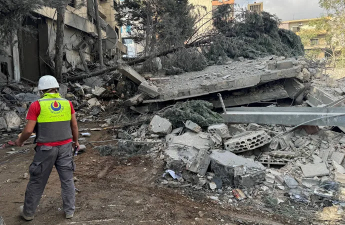 Bombardeio em Nabatieh deixa 16 mortos, incluindo autoridades locais, intensificando o conflito na região