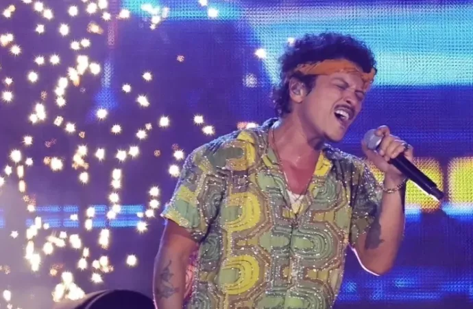 Durante show em São Paulo, astro pop revela fim de namoro de 13 anos com Jessica Caban, deixando plateia em êxtase