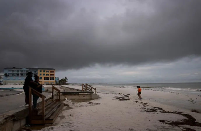 Cidade fantasma: Ruas vazias e estabelecimentos fechados revelam o impacto das ordens de evacuação, transformando metrópoles costeiras da Flórida em cidades desertas à medida que o furacão Milton se aproxima