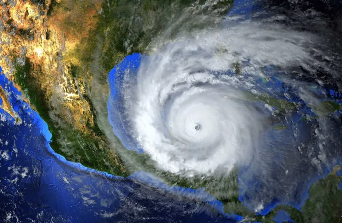 Imagem de satélite mostra o colossal furacão Milton cobrindo quase toda a península da Flórida, evidenciando sua escala sem precedentes e o potencial devastador para o estado