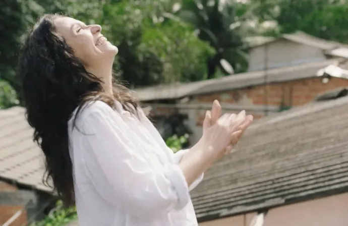 Filme de estreia de Pedro Freire explora a vida de uma atriz brasileira nos anos 90, capturando a essência de uma época e as lutas de uma artista inconformada