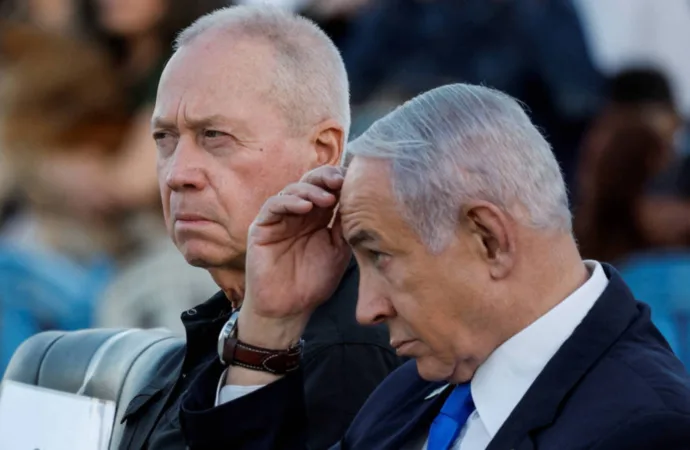 O primeiro-ministro de Israel, Binyamin Netanyahu, e o ministro da Defesa do país à época, Yoav Gallant, participam de cerimônia em base militar em Mitzpe Ramon - Amir Cohen - 31.out.24/REUTERS
