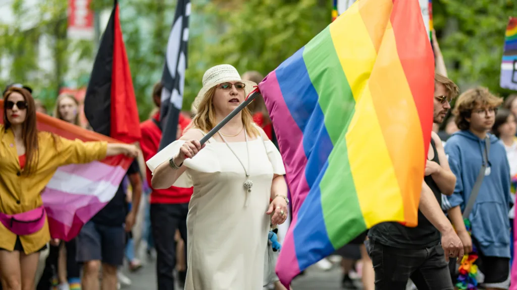 Evento promete transformar Copacabana em um arco-íris de diversidade e inclusão neste domingo, com programação especial e medidas de segurança reforçadas