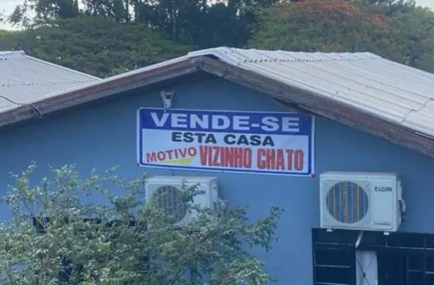 O anúncio, que diz "Vende-se esta casa, motivo: vizinho chato", rapidamente se tornou viral, despertando a curiosidade de internautas e moradores locais