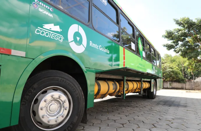 Ônibus movido a biogás começa a circular em teste