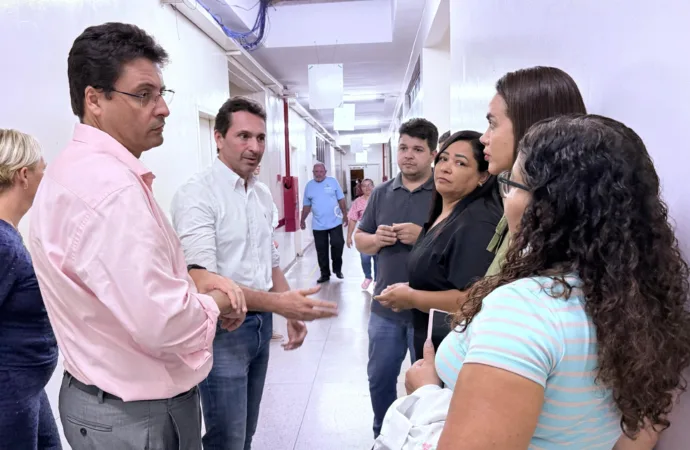 Prefeito de Aparecida visita UPA Brasicon e conversa com servidores e pacientes