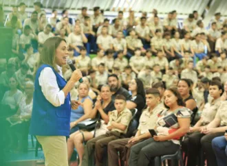 Em ação inédita, Gracinha Caiado entrega óculos a estudantes da rede estadual