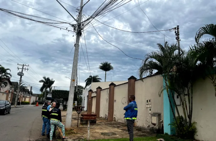 Prefeitura de Goiânia fiscaliza fios de fibra óptica soltos na cidade