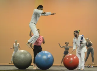 Corpo circense da EFG Basileu França realiza espetáculo Varieté Multicultural