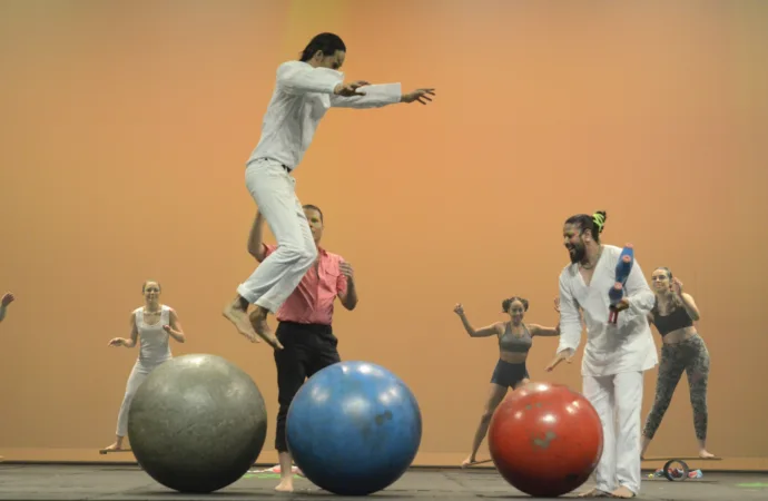 Corpo circense da EFG Basileu França realiza espetáculo Varieté Multicultural