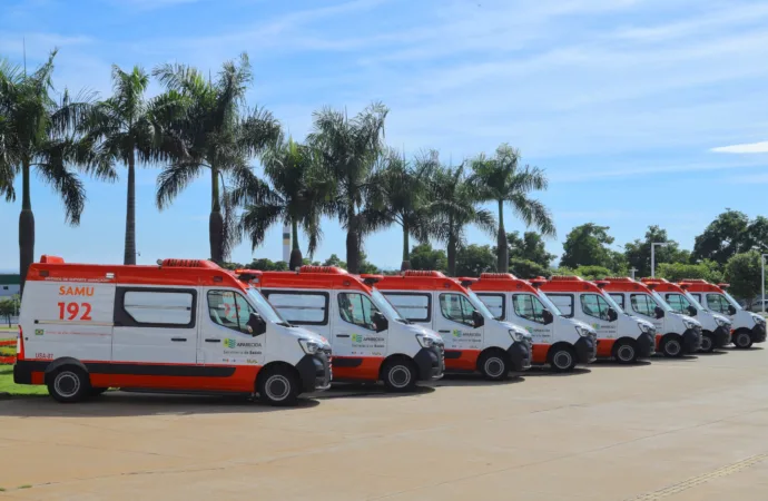 Vilela e Olavo Noleto entregam oito ambulâncias ao SAMU de Aparecida