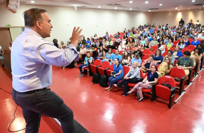 Sandro Mabel veste azul e se junta à campanha de conscientização sobre o autismo