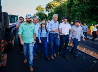 Caiado vistoria obras da restauração e duplicação da GO-210, em Rio Verde