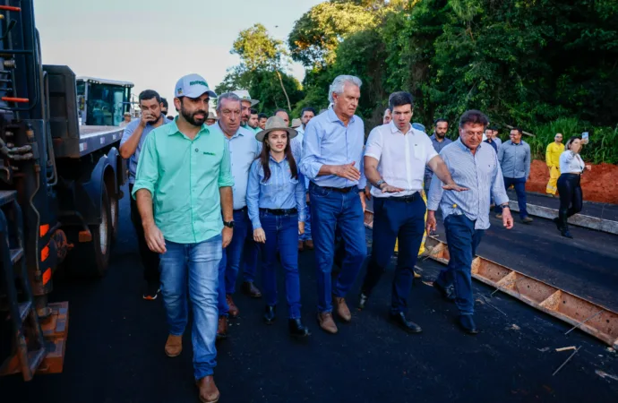 Caiado vistoria obras da restauração e duplicação da GO-210, em Rio Verde