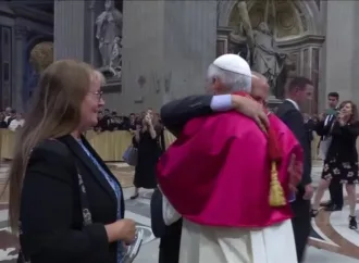 Em um gesto raro e comovente, o Papa Leão XIV surpreende ao abraçar seu irmão mais velho, Louis Prevost, na Praça São Pedro