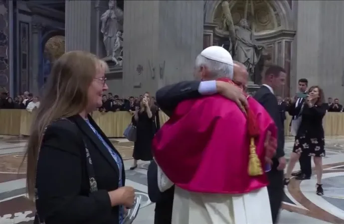 Em um gesto raro e comovente, o Papa Leão XIV surpreende ao abraçar seu irmão mais velho, Louis Prevost, na Praça São Pedro
