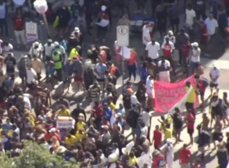 Ambulantes protestam contra novas regras nas praias do Rio: “Estão tirando nosso sustento”