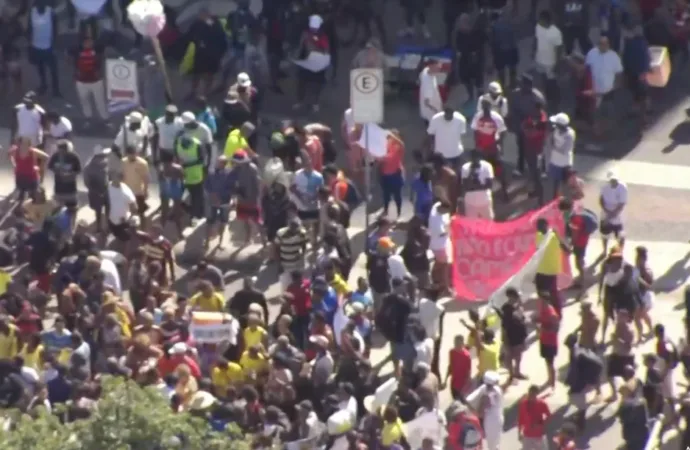 Ambulantes protestam contra novas regras nas praias do Rio: “Estão tirando nosso sustento”
