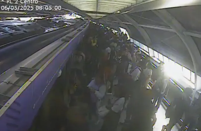 Homem fica preso entre trem e plataforma na Linha 5-Lilás; vídeo registra o momento