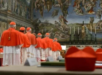 Conclave: fechados na Capela Sistina, cardeais começam escolha do novo papa