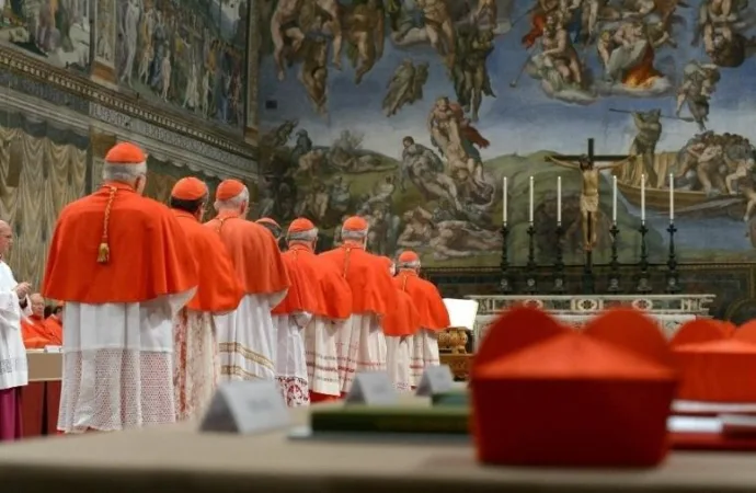 Conclave: fechados na Capela Sistina, cardeais começam escolha do novo papa