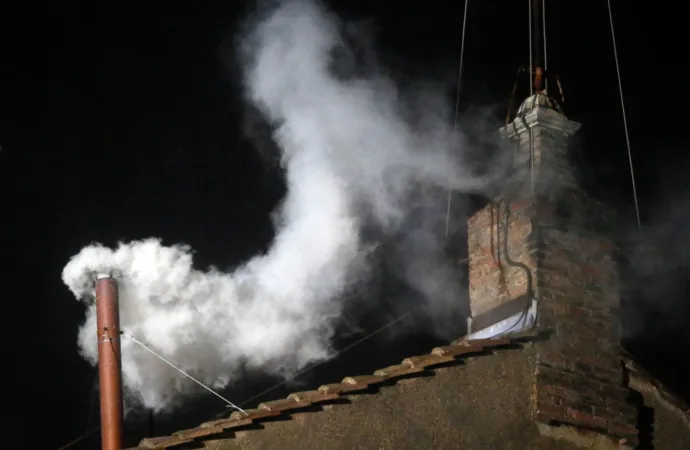 Fumaça branca: novo papa é eleito no conclave