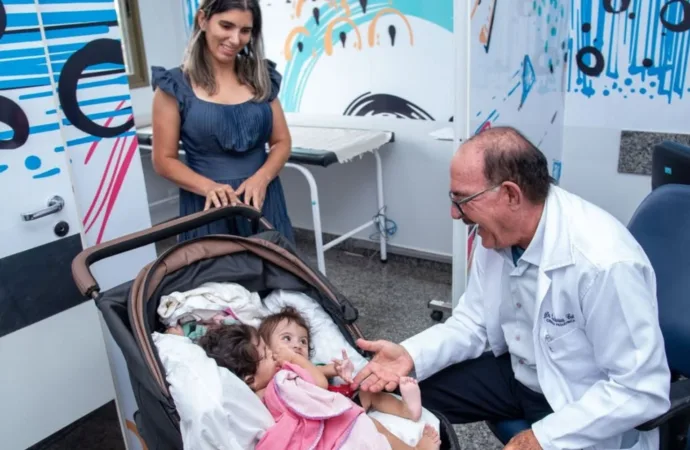 Siamesas paulistas unidas pelo abdômen e bacia são internadas em Goiânia para cirurgia de separação
