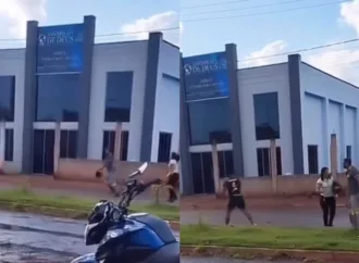 Homem flagra esposa com amante na moto que ele deu de presente no Dia das Mães