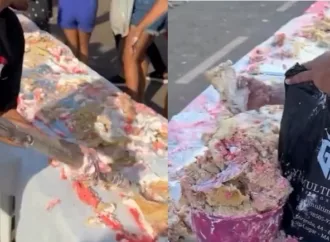 Bolo de Dia das Mães de 60 metros vira confusão e população usa até pá para conseguir um pedaço