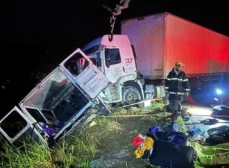 Acidente entre carreta e van deixa nove mortos em MG