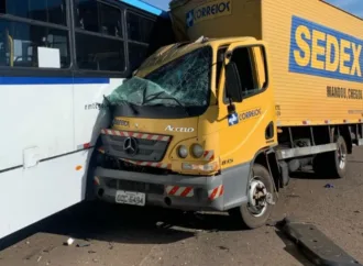 Acidente entre caminhão dos Correios, ônibus e moto deixa nove feridos na GO-080, em Nerópolis