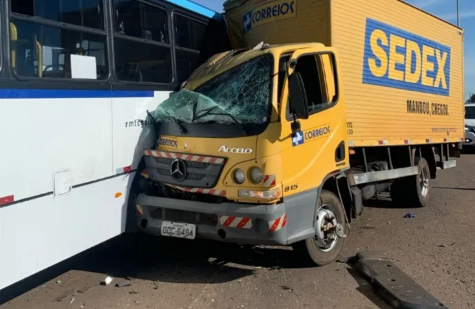 Acidente entre caminhão dos Correios, ônibus e moto deixa nove feridos na GO-080, em Nerópolis