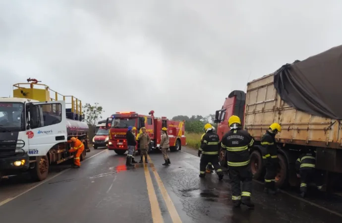Carreta carregada com soja pega fogo na BR-452 em Itumbiara e causa bloqueio temporário
