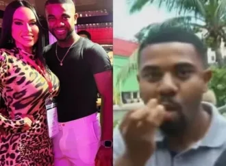 Davi Brito deixa delegacia sorrindo e comendo pipoca após prestar depoimento