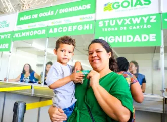 Goiás Social entrega cartões dos programas Mães de Goiás e Dignidade