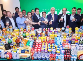 Governo de Goiás recebe doação de 60 mil litros de leite