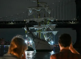 Navio-escola mexicano Cuauhtémoc colide com Ponte do Brooklyn, deixando dois mortos e vários feridos